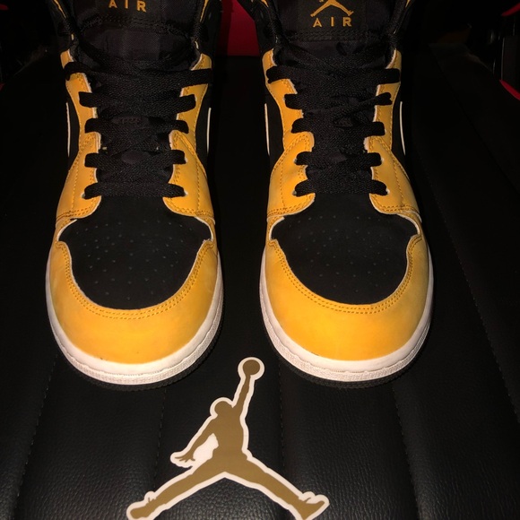 Jordan 1 Mid Reverse New Love ( Deal ends in 24hrs) - Picture 2 of 4